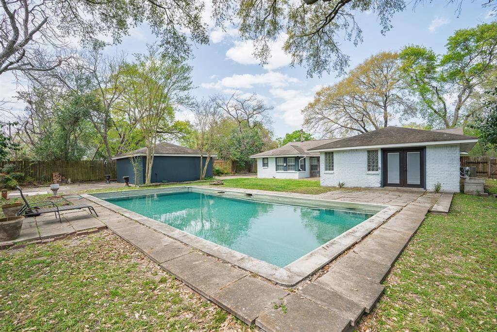 HUGE 1/3 Ac lot with private swimming pool