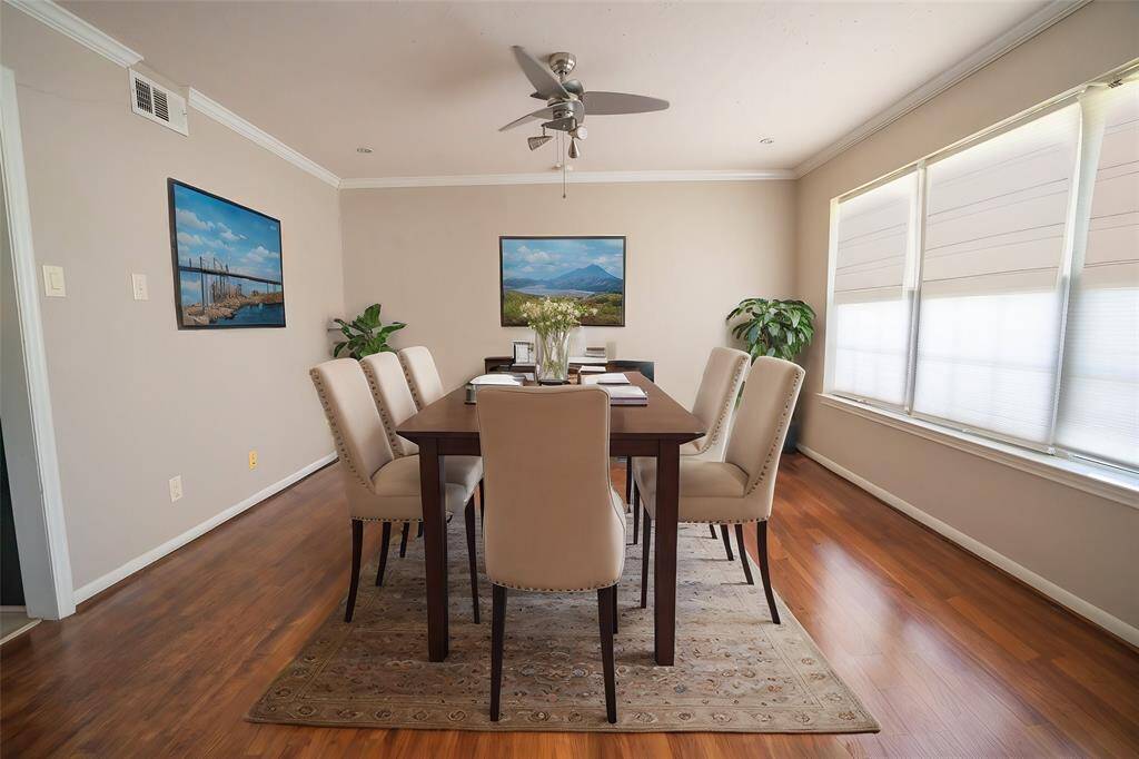Formal dining room (virtual staging)
