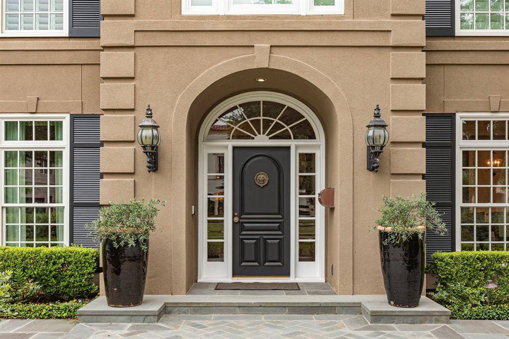 Abercrombie Builders completed in 1992. Classic updates throughout.