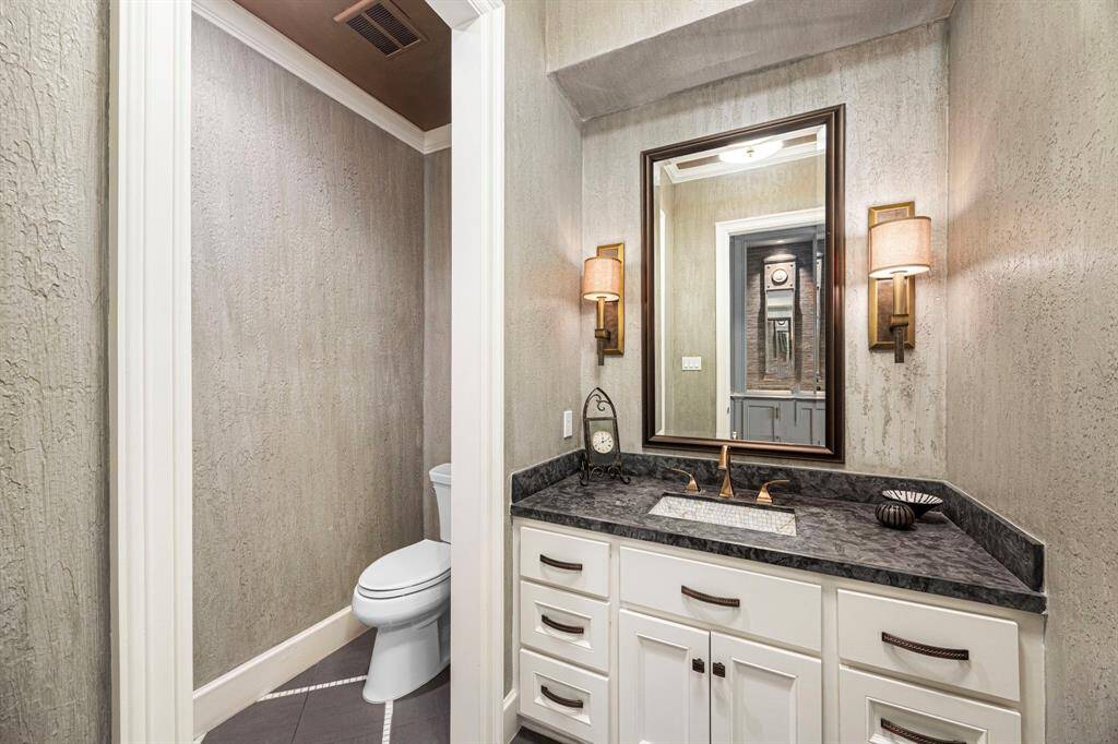First floor powder bath.
