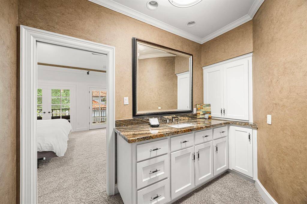 Second primary bathroom with walk in closet also.