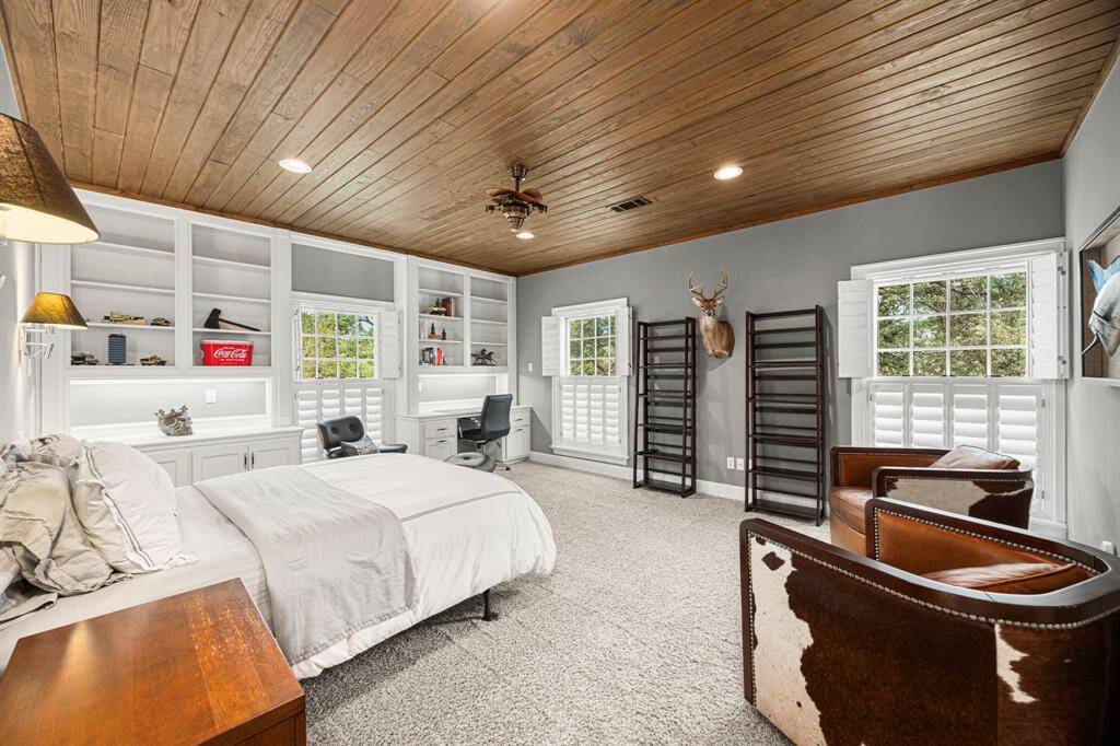 Secondary bedroom.