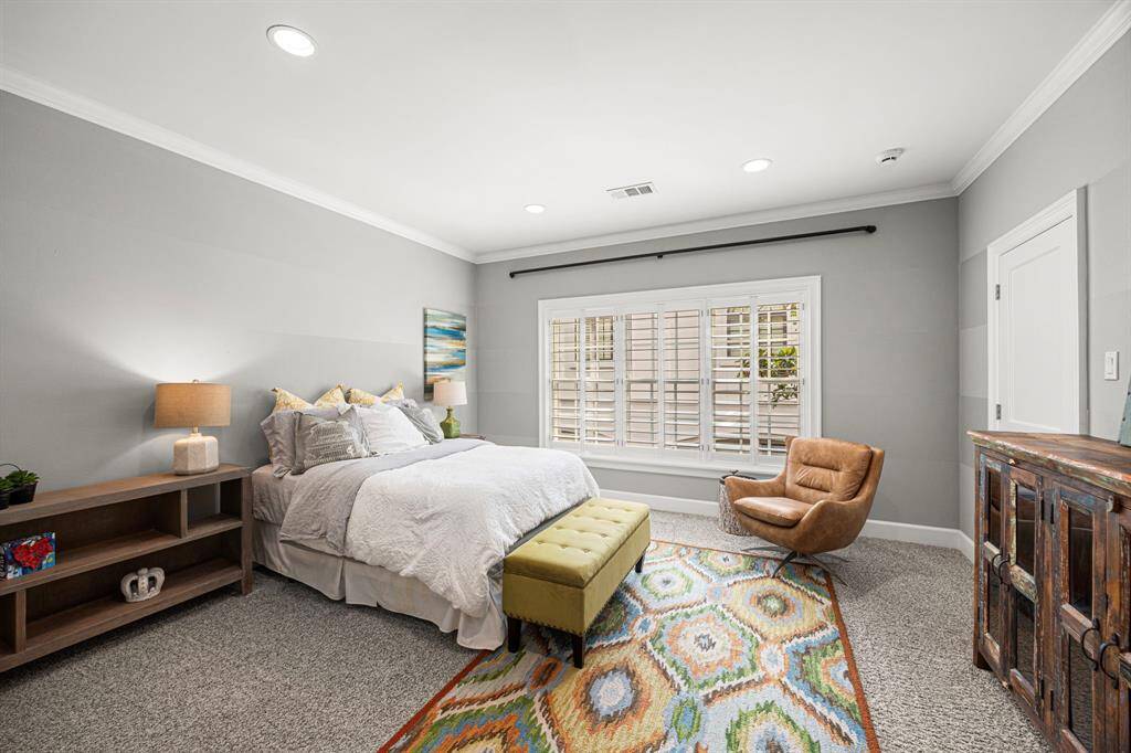 Secondary bedroom.