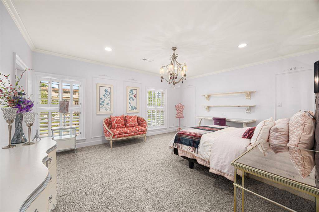 Secondary bedroom.