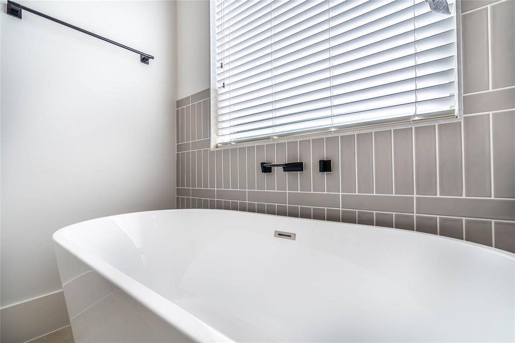 Soak-in tub