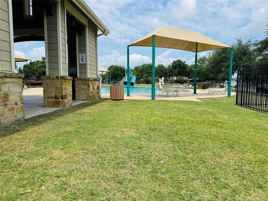 The other pool area!