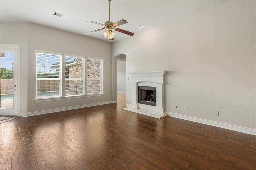 Look at this light and bright living room! So many ways to decorate around your gas fireplace.