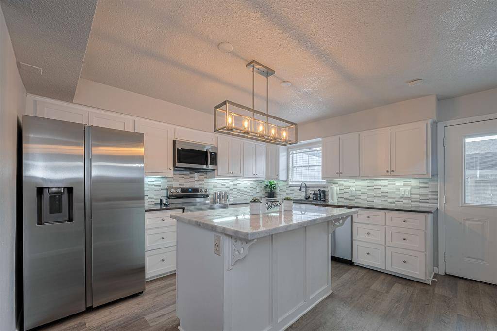 Newly Renovated Kitchen w/Island