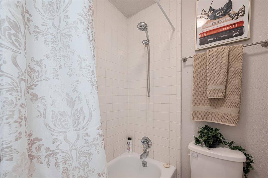 Primary Bathroom, shower/tub combo