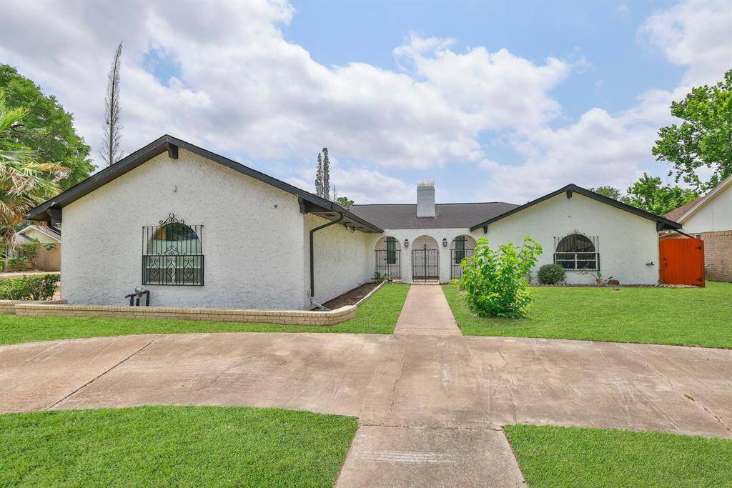 Stunning stucco one story on corner lot in Inwood Forest. Never flooded.