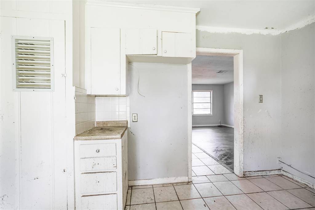 With a solid footprint, existing plumbing, and natural light, this kitchen is primed for a full upgrade. Create value by replacing cabinets, adding stone counters, and modernizing with stainless steel appliances.