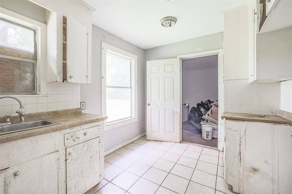 Direct access to the garage from the kitchen—perfect for a quick breakfast before heading out for the day.