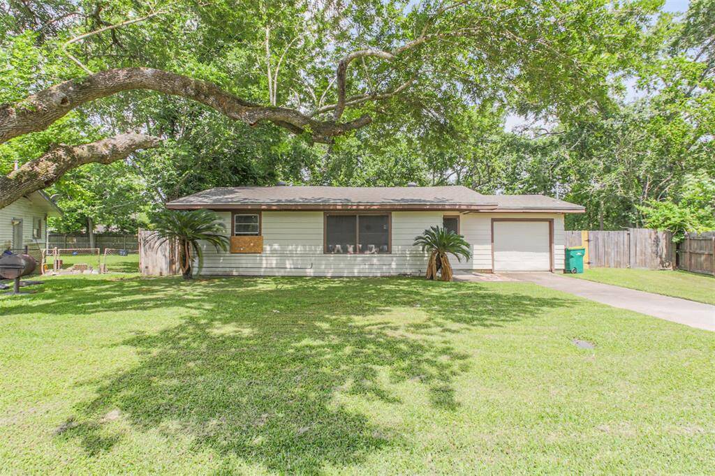 The deep driveway offers ample parking, while the expansive front lawn is shaded by mature trees. This generous lot presents opportunities for added square footage, a front courtyard, or simply curb appeal upgrades to boost future value.