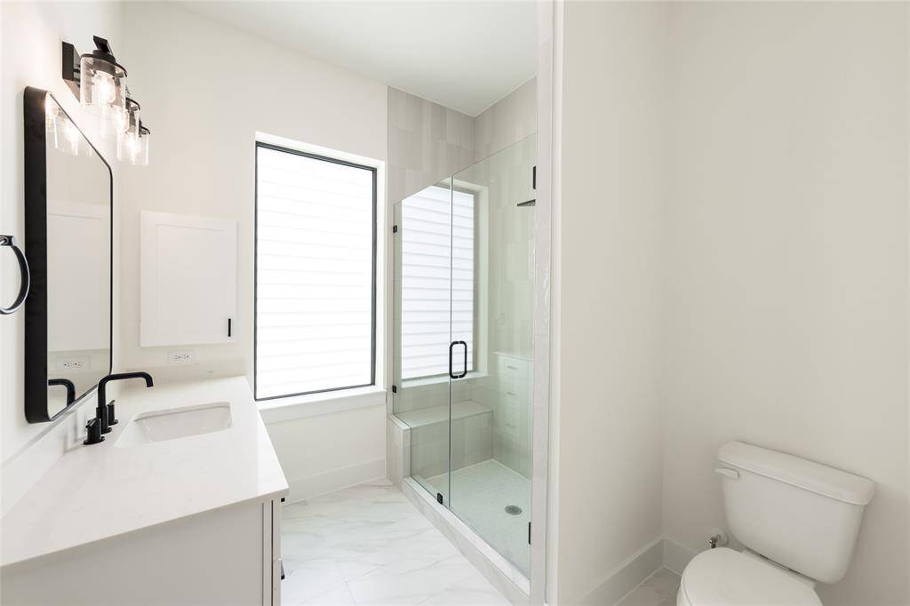 Secondary bathroom with a spacious standing shower, combining convenience and modern design.