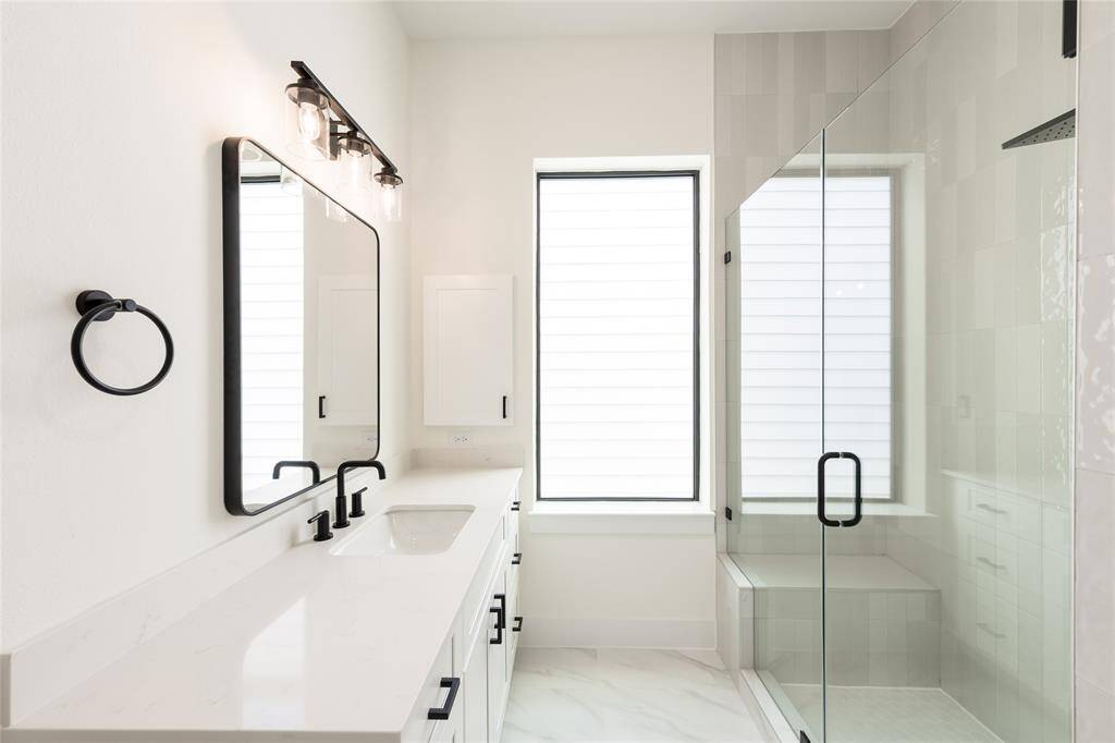 Secondary bathroom with a spacious standing shower, combining convenience and modern design.