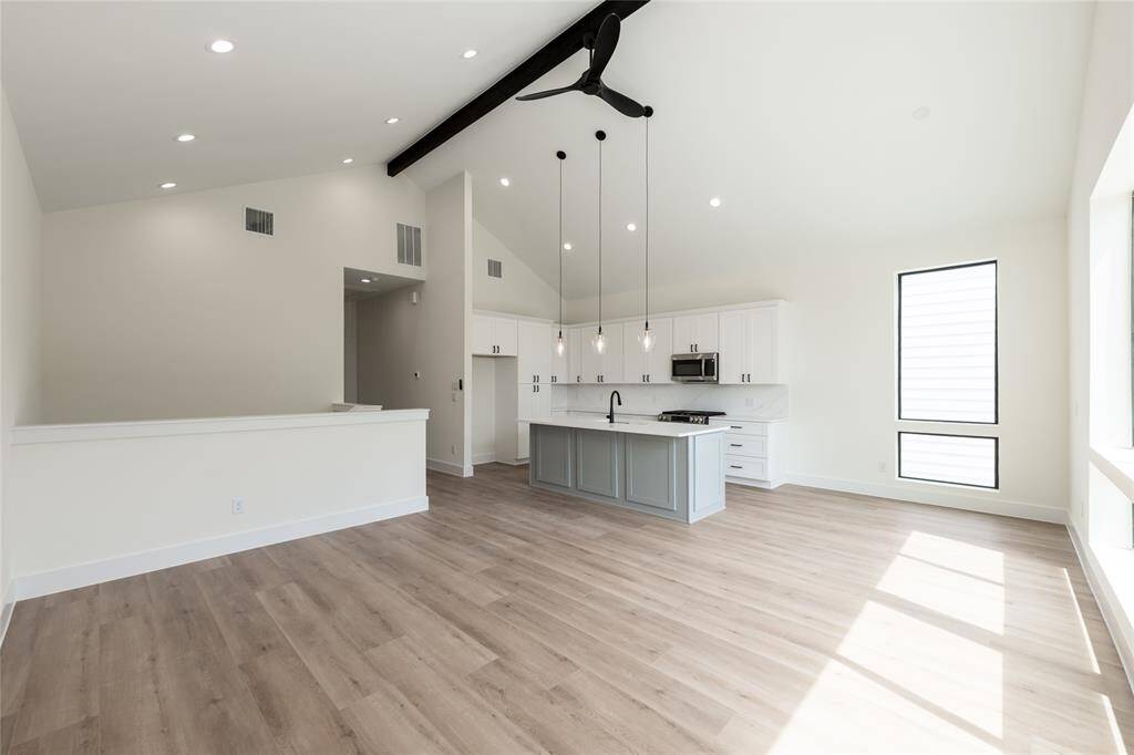 View of the large living room, offering an open and inviting space filled with natural light—perfect for family time and entertaining guests.