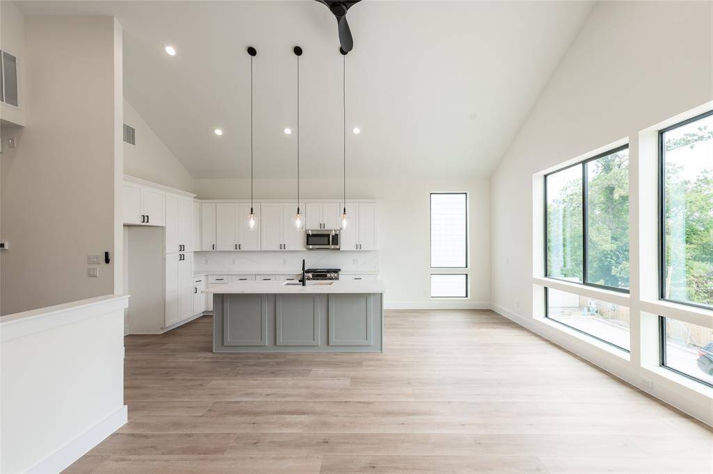 View of the large living room, offering an open and inviting space filled with natural light—perfect for family time and entertaining guests.