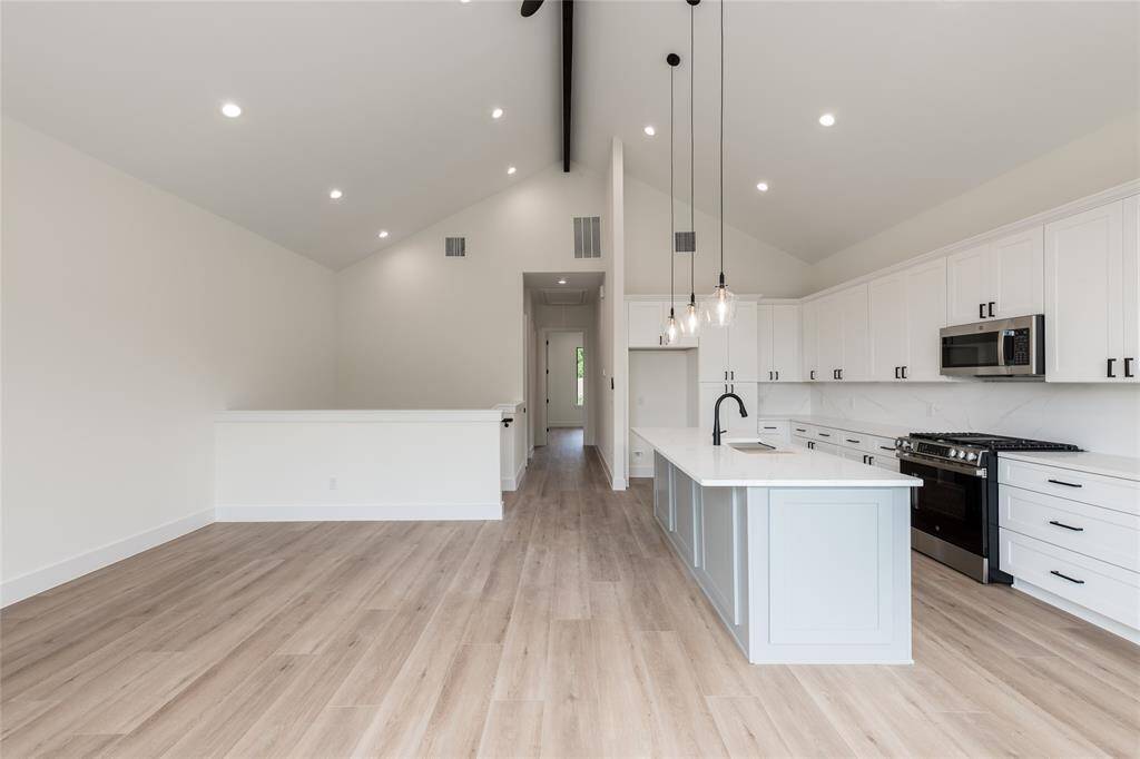 View of the large living room, offering an open and inviting space filled with natural light—perfect for family time and entertaining guests.