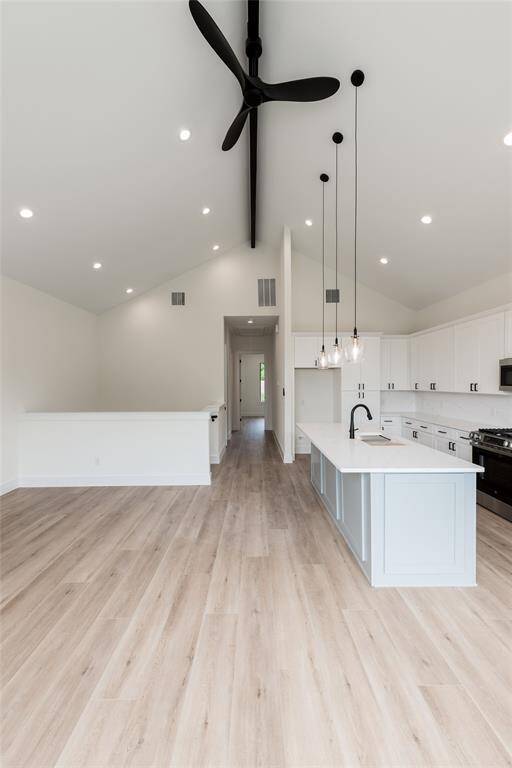 View of the large living room, offering an open and inviting space filled with natural light—perfect for family time and entertaining guests.