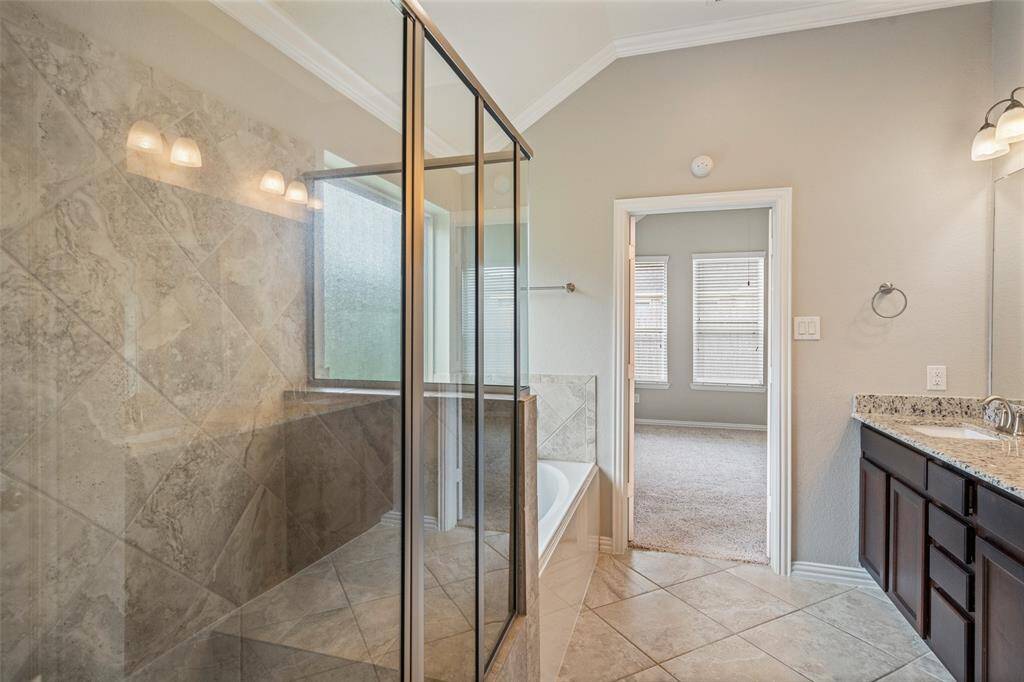 Primary ensuite with separate shower and tub