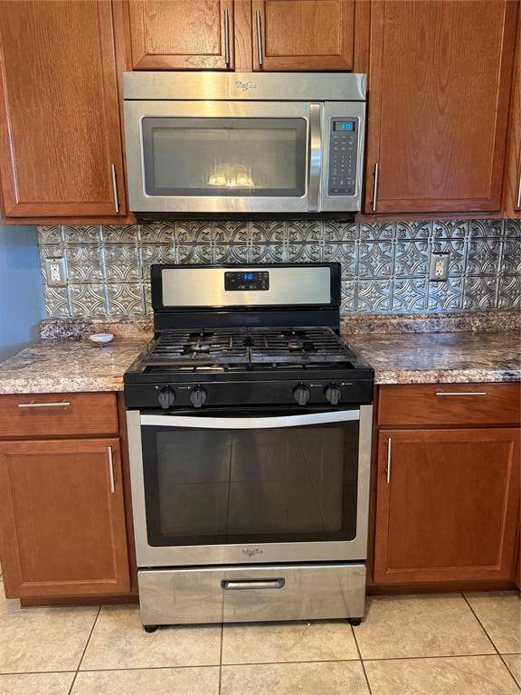 STOVE AND MICROWAVE