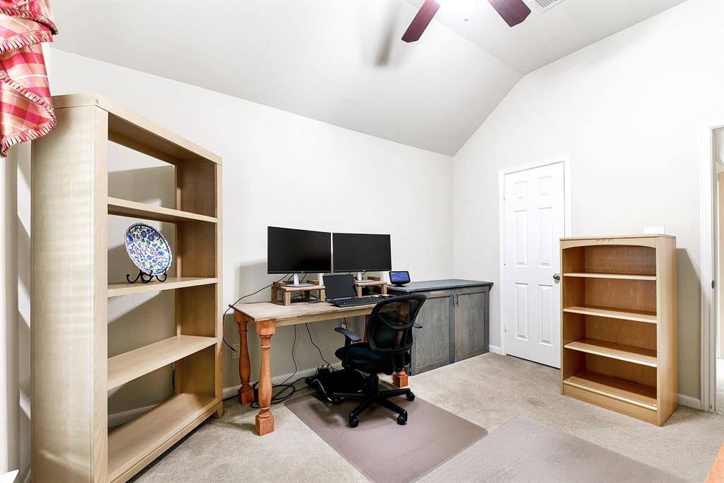 Fourth bedroom W/ Walk in closet