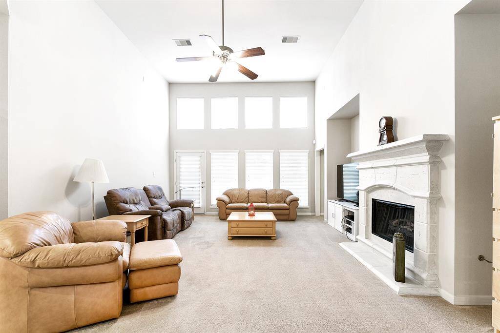 Family room w/ Gas Fireplace