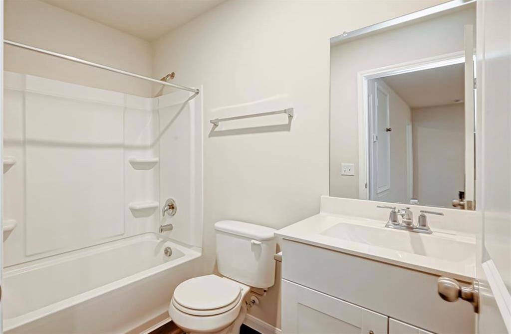 Hallway bath on 2/F