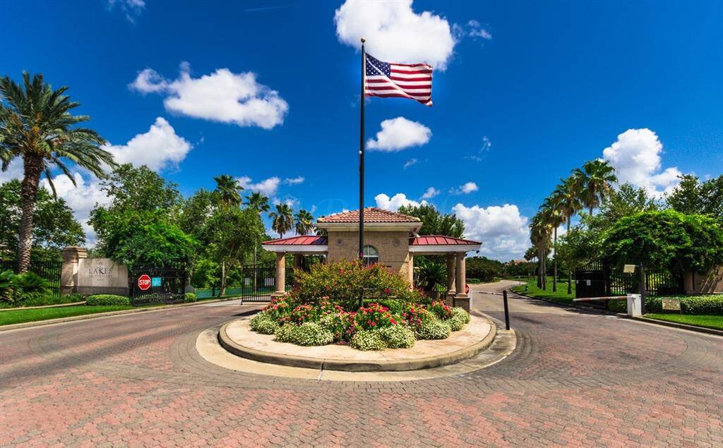 Lakes on Eldridge North is gated and guarded w/ a 24 hour manned gate. Convenient access to I-10, 290, & Beltway 8. Close to the Energy Corridor and just a short drive to City Centre. Bus pickup to Awty International, British, and Village Schools.