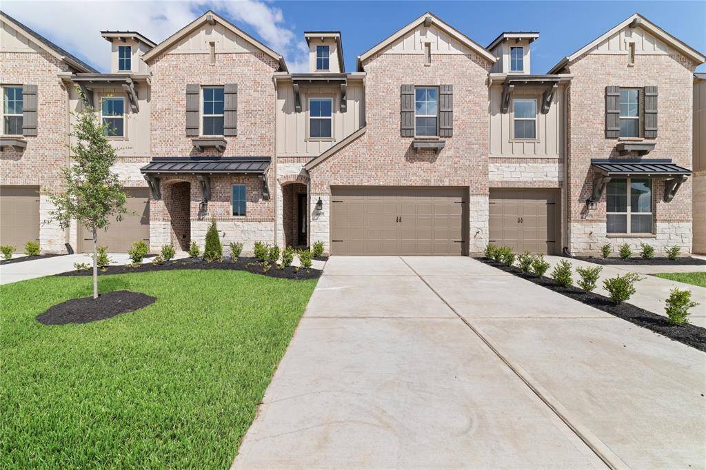 Highland Homes, 2-story townhome in Lakeside Village at Cross Creek Ranch