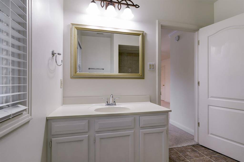 Another view of the bathroom.