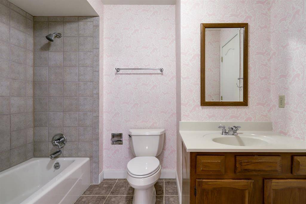 Full en-suite bath in secondary bedroom upstairs.