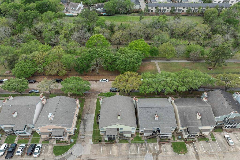 Memorial Mews is in the Energy corridor and minutes from 1-10 and eldridge Parkway