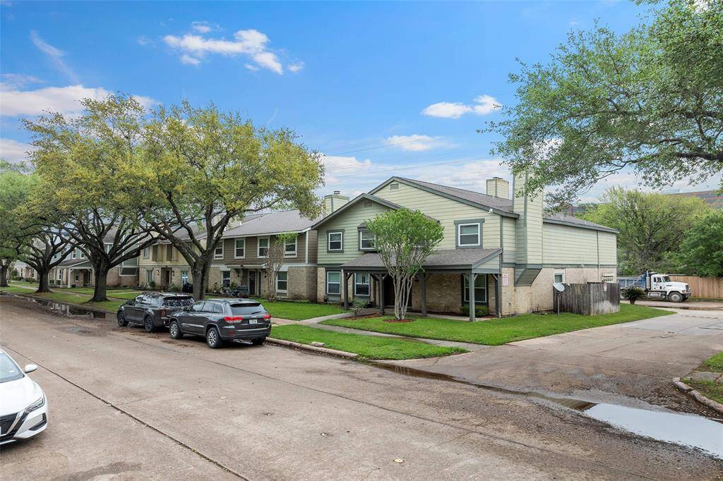 Building 728 has a private driveway leading to the back of the row of 4-plexes