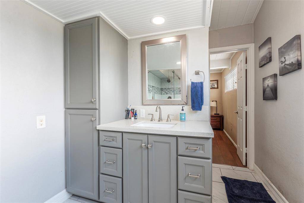 Master bath updated cabinets & counter