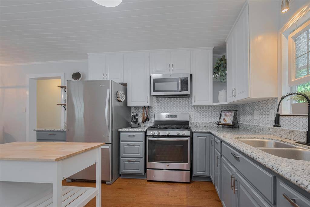 Room for more than 1 chef, yet everything just a few steps away.