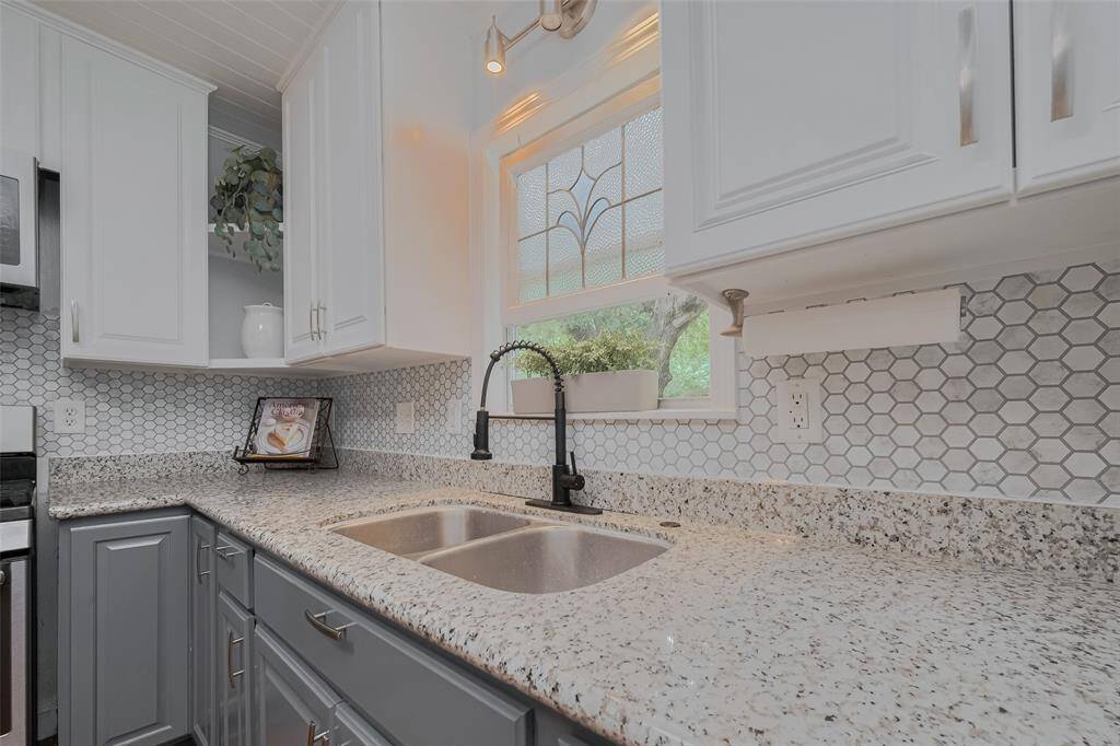 Gorgeous counters and backsplash.