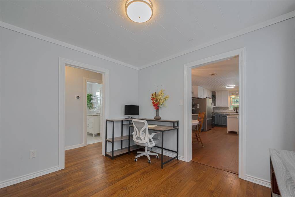 Entrance to the kitchen from the dining room.