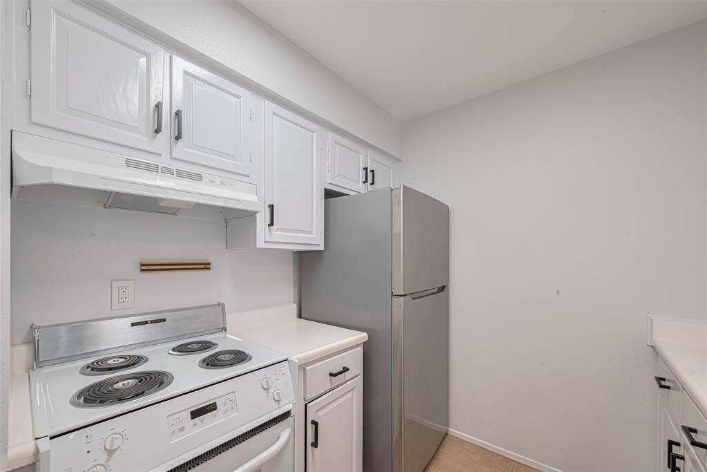 The Kitchen has a New Stove/Oven & Refinished Counter Tops!