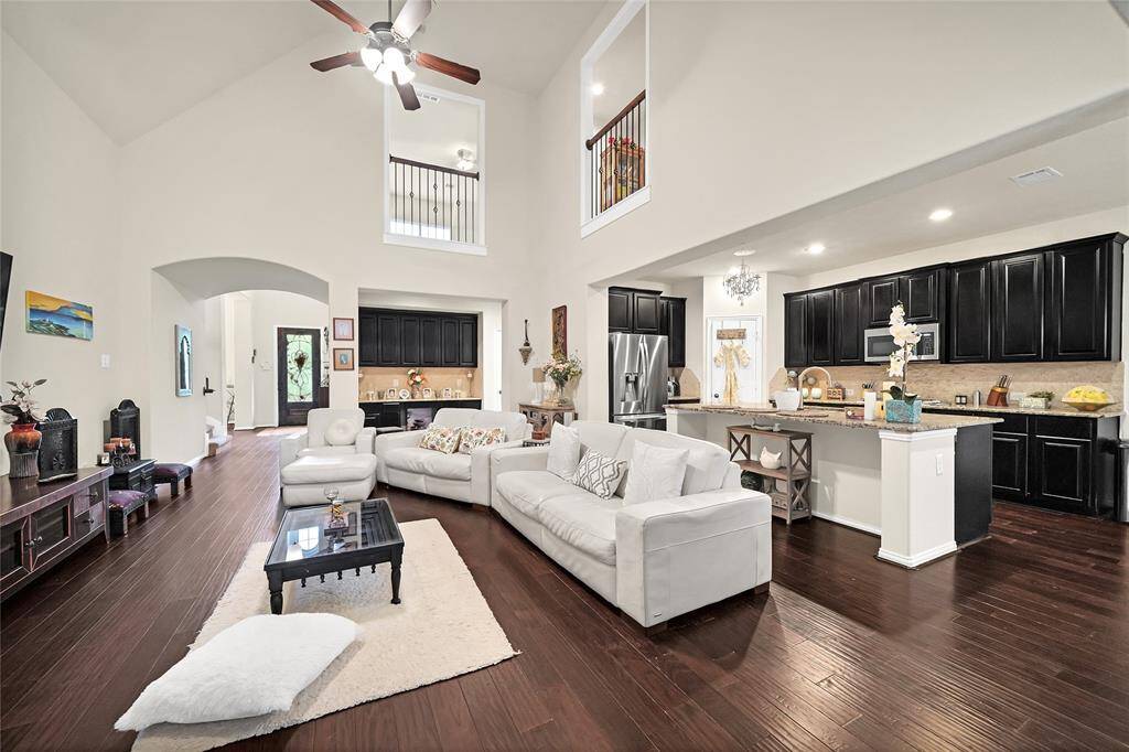 Great floor plan for everyday living and perfect for entertaining!