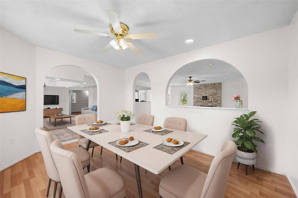 Virtual staged dining room