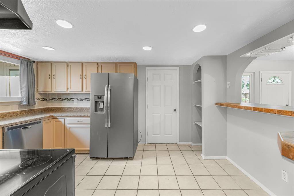 This kitchen is not only a functional space but also has ample storage. Whether you're a seasoned chef or just love to gather and enjoy good food, this kitchen is a dream come true.