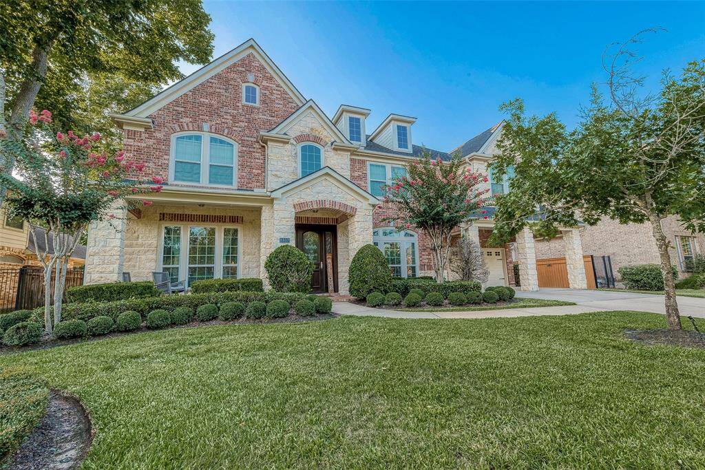 Nice well maintained front yard