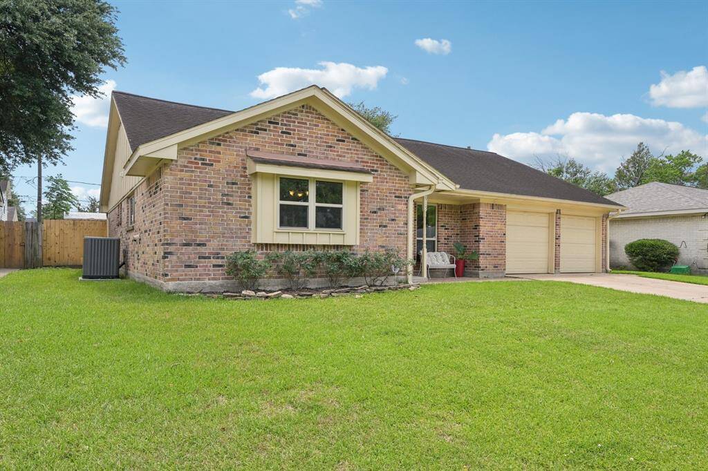 Welcome to charming 8915 Roos Road.