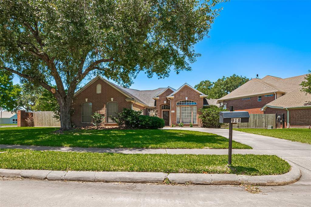 Beautifully maintained waterfront single story home