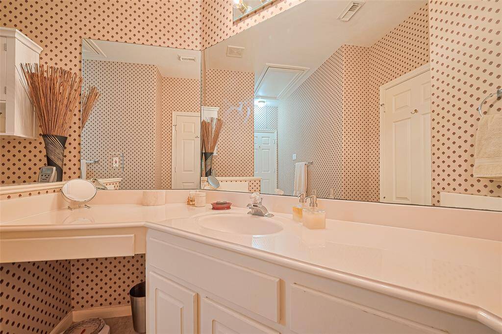 Secondary bathroom featuring a classic tub and handheld shower combo – perfect for guests or daily use.