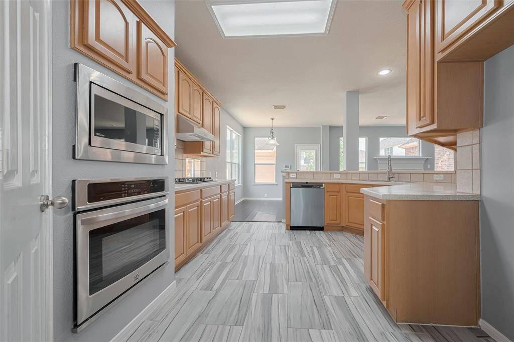 Kitchen with Microwave, Gas Oven, Gas Stovetop, and Washing Machine