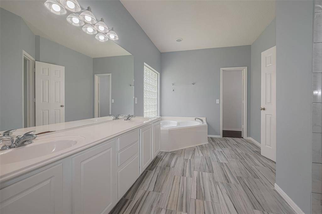 Primary Bedroom's Full Bath