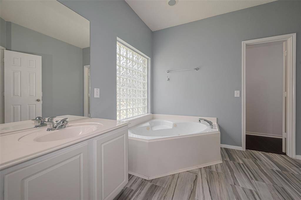 Primary Bath's Tub