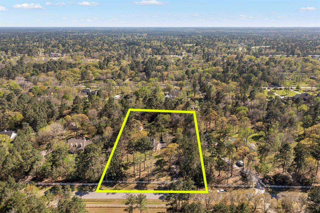 Home on 2.1 acres in Equestrian Community of Sendera Lake Estates. Horses welcome, neighborhood amentities include several riding trails for horses, horse arena, and park with lake.